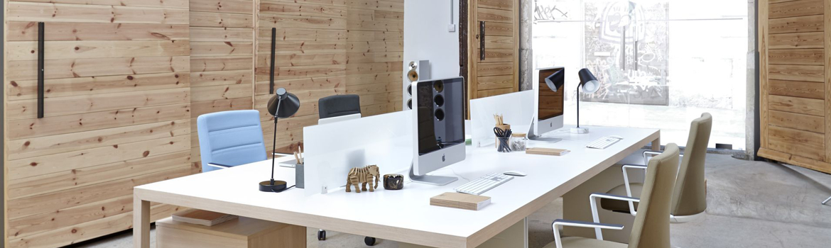 Bureau à côté d'une baie coulissante, décoration moderne