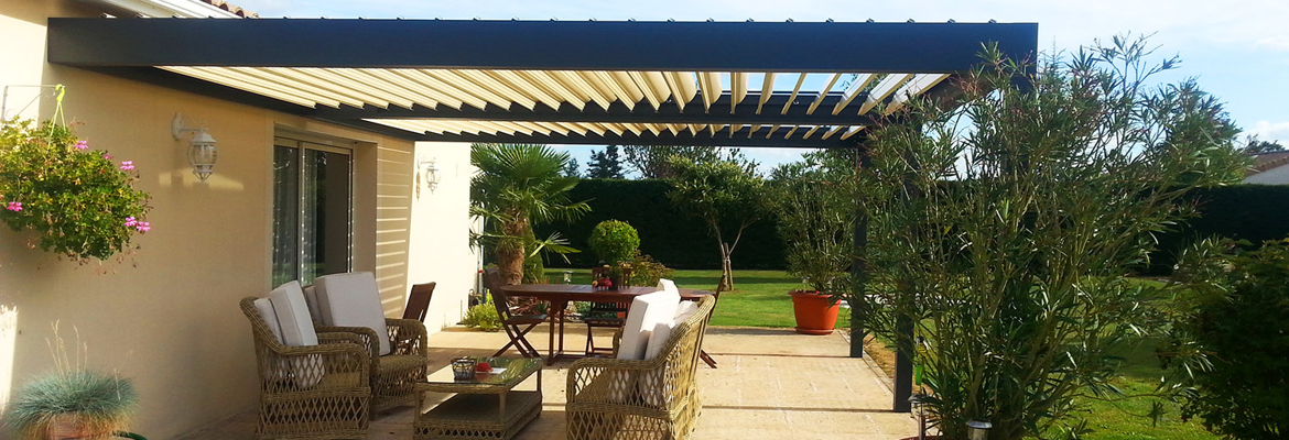 Pergola à lames orientables devant la maison pour installer et protéger le salon de jardin