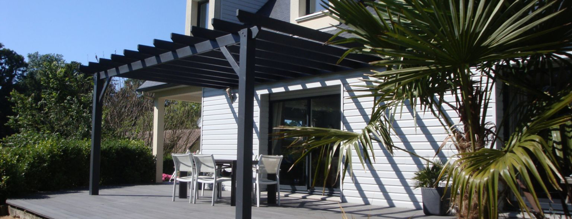 Pergola en bois, peinture grise anthracite