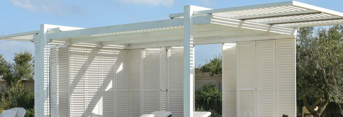 Pergola en bois au bord de la piscine, un endroit de relaxation