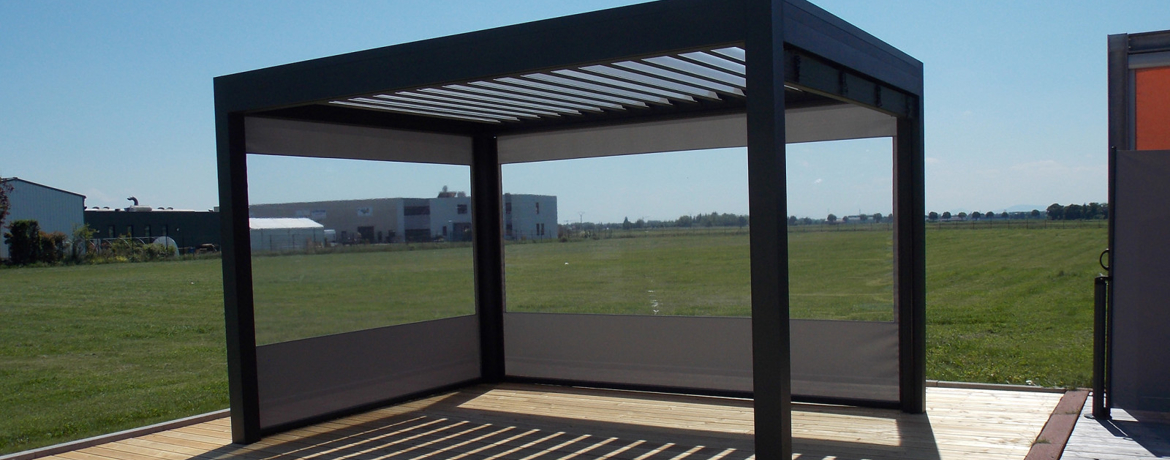 Pergola en jardin, pergola bioclimatique au milieu du jardin