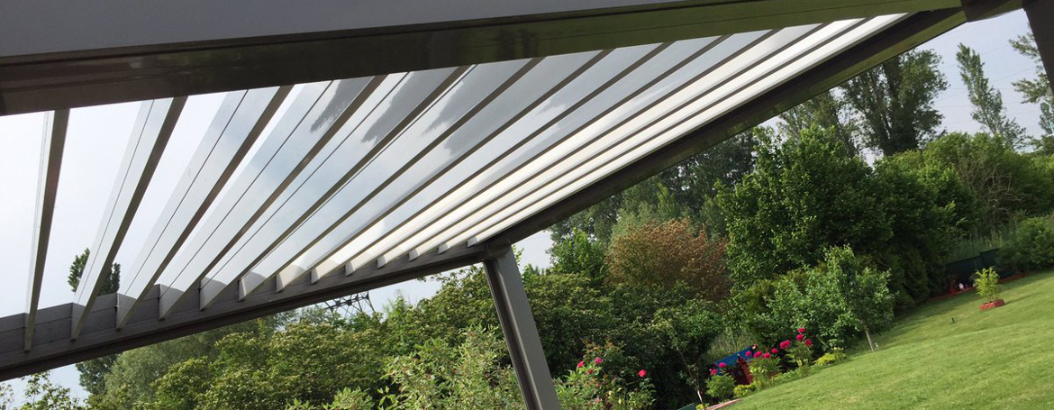 Pergola à lames orientables pour jardin, pour se protéger des rayons du soleil en été