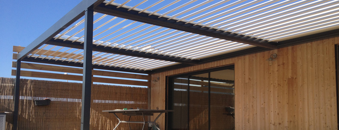 Pergola à lames orientables pour une maison à ossature bois