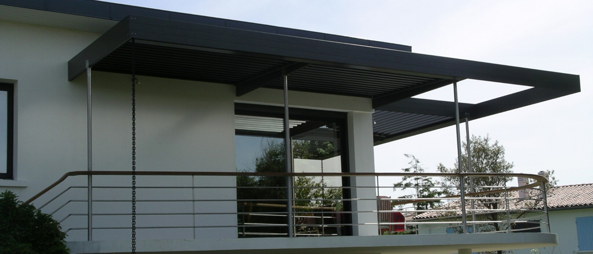 Pergola sur un balcon en hauteur, pergola bioclimatique gris RAL 7016 avec lames orientables