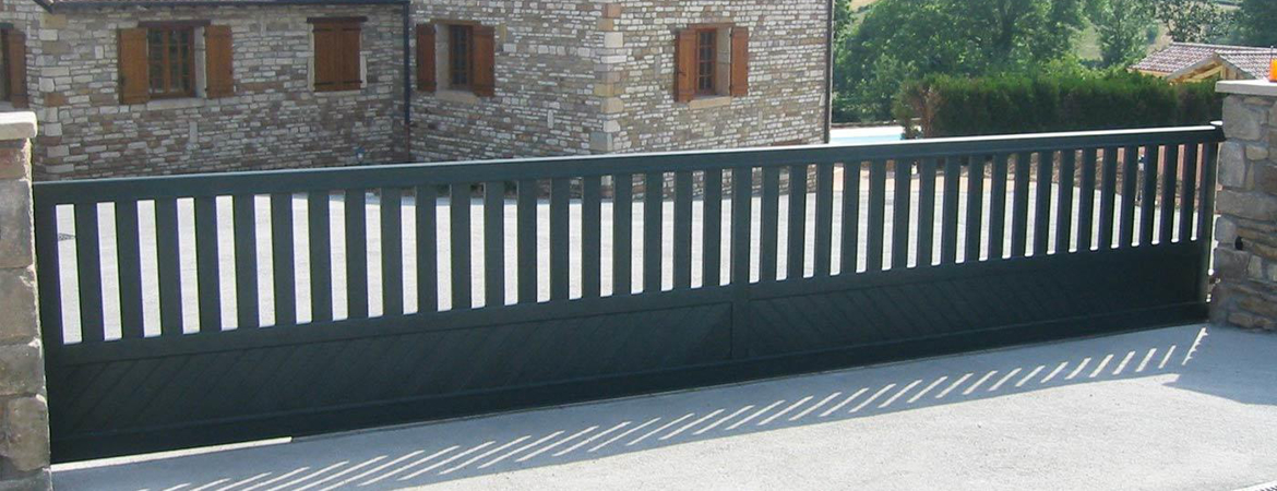 Portail coulissant en aluminium gris anthracite