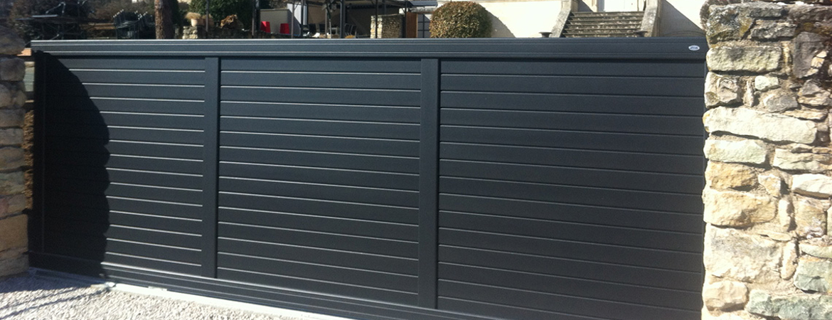 Portail électrique coulissant en alu, couleur gris anthracite RAL 7016