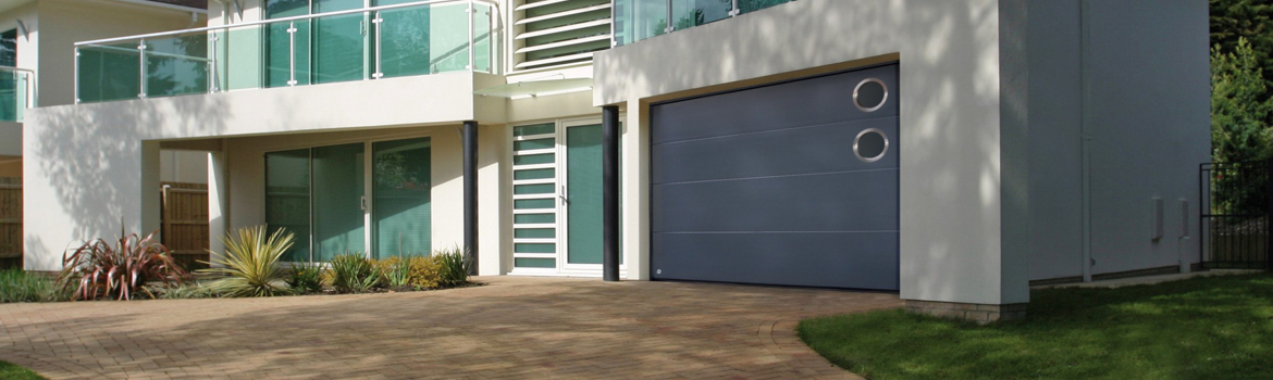 Porte de garage sectionnelle avec 2 hublots sur le côté