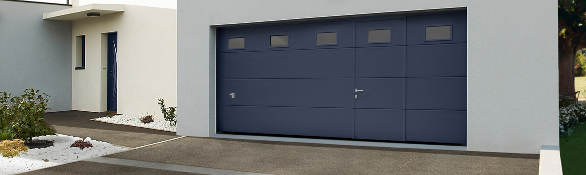 Porte de garage sectionnelle bleue avec portillon et hublots intégrés