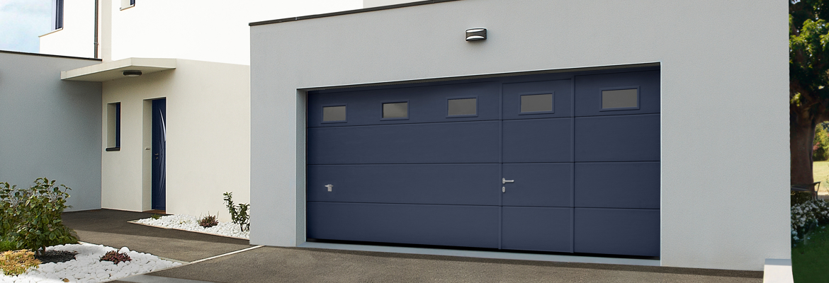 Porte de garage sectionnelle sur mesure avec hublots