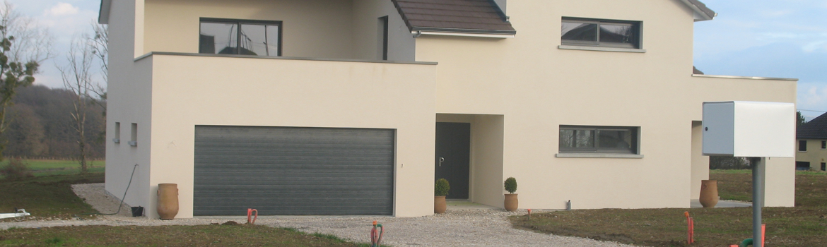 Porte de garage sectionnelle sur mesure pour construction de maison neuve