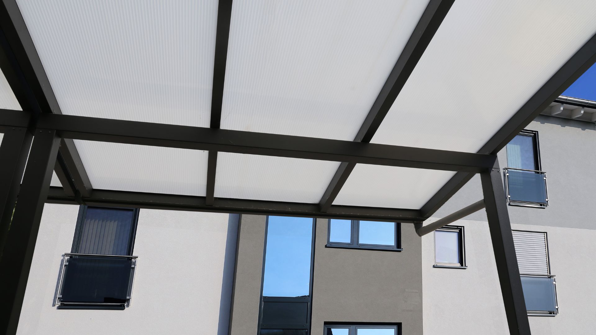 Carport en aluminium adossé: une pergola non bioclimatique pour un aménagement extérieur moderne