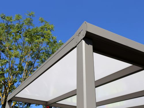 Esthétique et intégration dans l'environnement du carport à toit polycarbonate