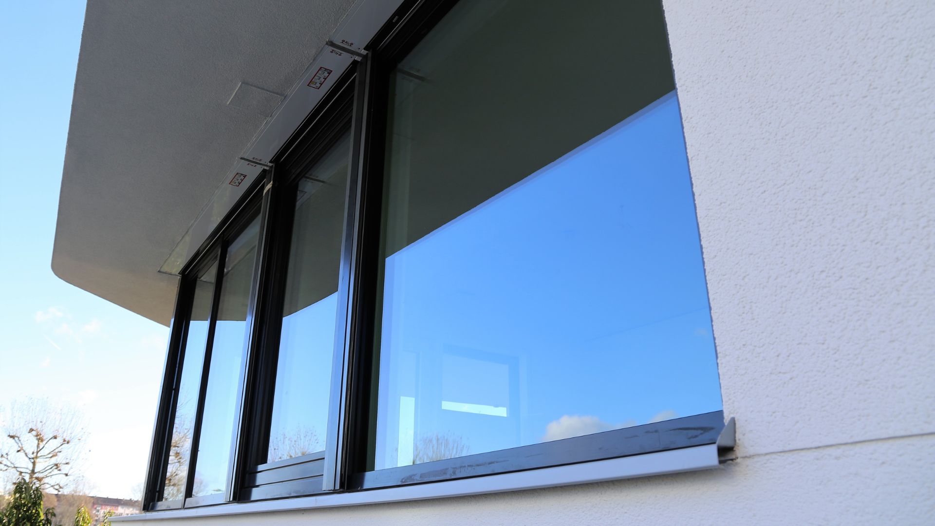 Baie vitrée noire : Élégance, lumière et modernité pour votre intérieur