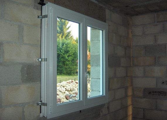 Pose d'une fenêtre sur une construction