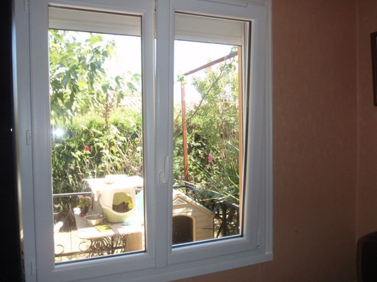 Fenêtre double vitrage installée dans un salon