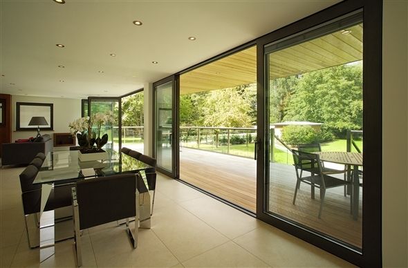 Magifiques baies vitrées ouvrant sur une sublime terrasse