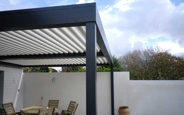 Pergola bioclimatique à lames orientables