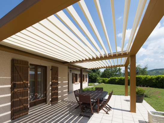 https://www.orion-menuiseries.com/images/pages/pergola-bioclimtique-moderne-1.jpg