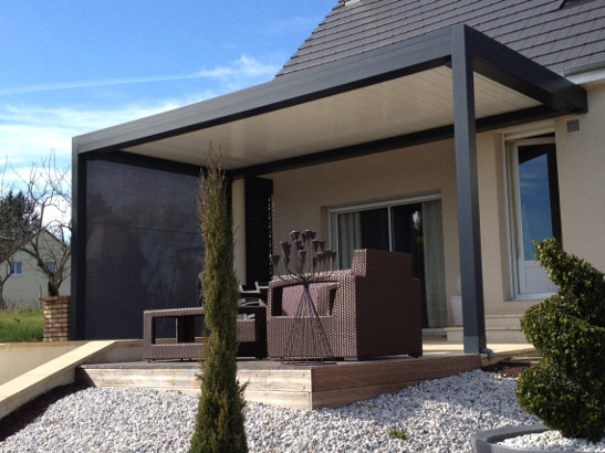 Pergola bioclimatique en aluminium contre un mur