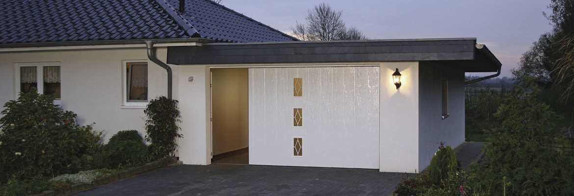 Porte de garage sectionnelle latérale avec hublots