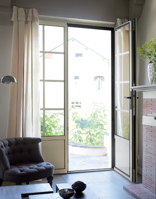 Porte fenêtre en aluminium pour éclairer la cheminée du salon