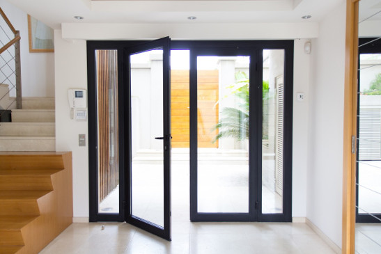 Porte fenêtre aluminium sur mesure posée dans une entrée