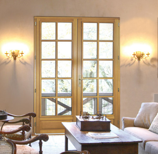 Porte fenêtre bois avec croisillions dans un salon