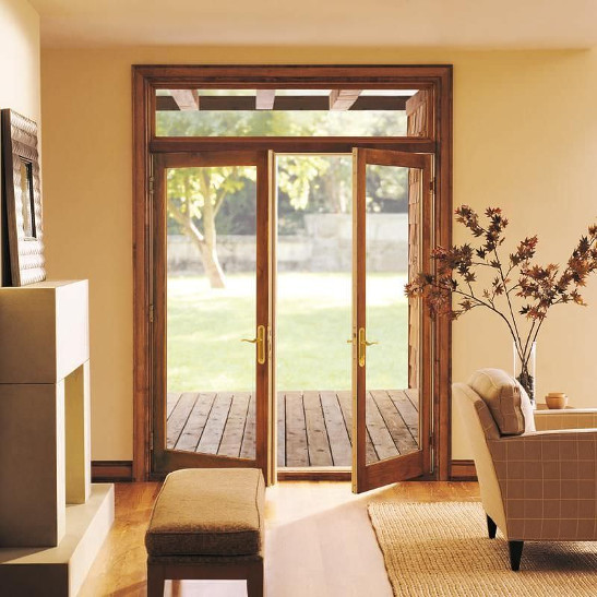 Porte fenêtre en bois entre-ouverte dans un salon