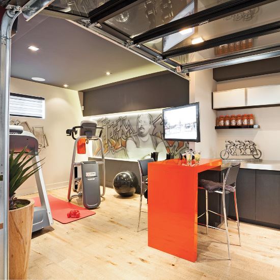 Porte de garage sectionnelle dans une cuisine pour une ambiance industrielle