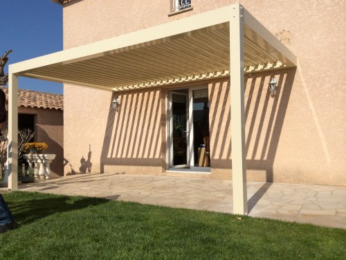 Pergola Bioclimatique adossée contre un mur