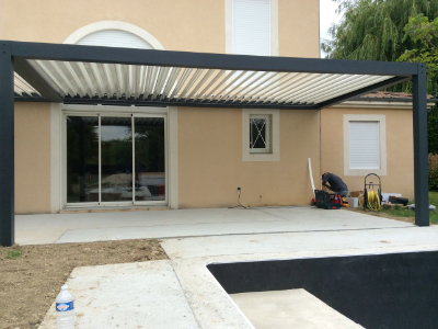 Pergola bioclimatique à lames orientables