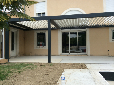 Pergola bioclimatique à lames orientables