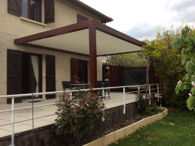 Pergola bioclimatique à lames orientables