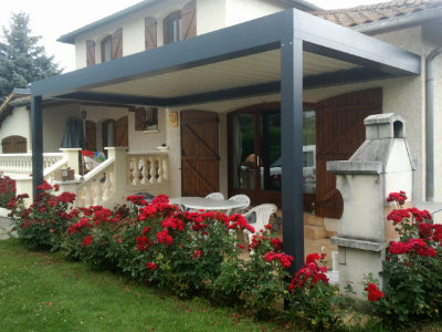 Pergola bioclimatique à lames orientables