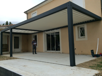 Pergola bioclimatique à lames orientables