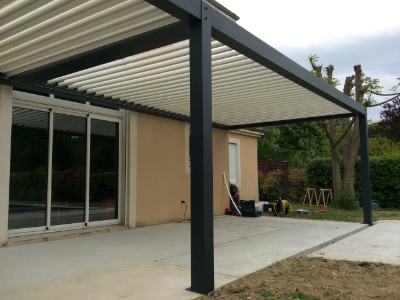 Pergola bioclimatique à lames orientables