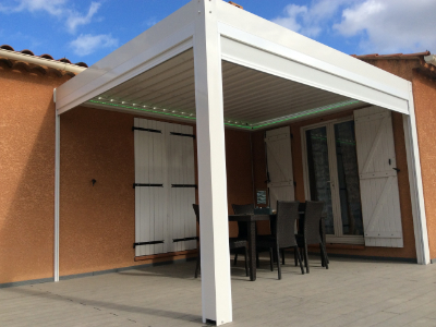 Pergola bioclimatique à lames orientables