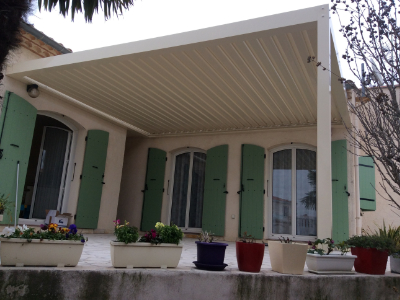 Pergola bioclimatique à lames orientables