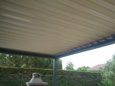 Pergola bioclimatique à lames orientables