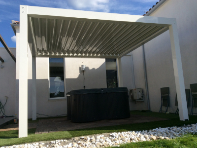Pergola bioclimatique à lames orientables