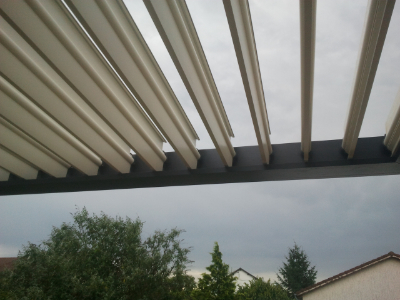 Pergola bioclimatique à lames orientables