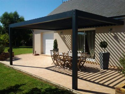 Pergola bioclimatique à lames orientables