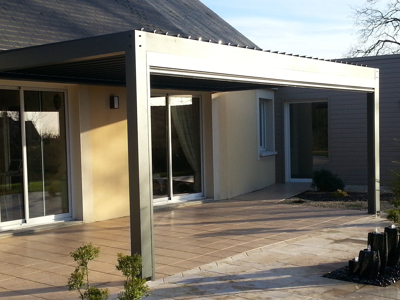 Pergola bioclimatique à lames orientables