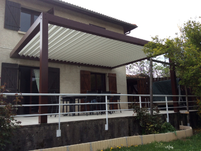 Pergola bioclimatique à lames orientables