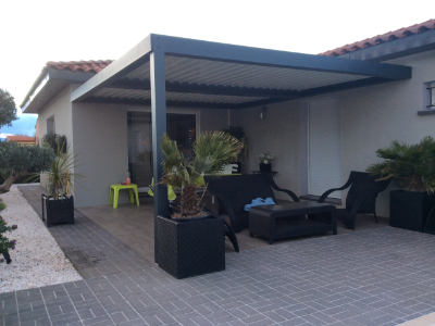 Pergola bioclimatique à lames orientables