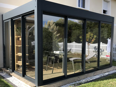 Pergola bioclimatique à lames orientables