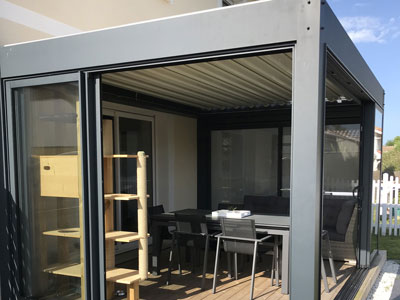 Pergola bioclimatique à lames orientables