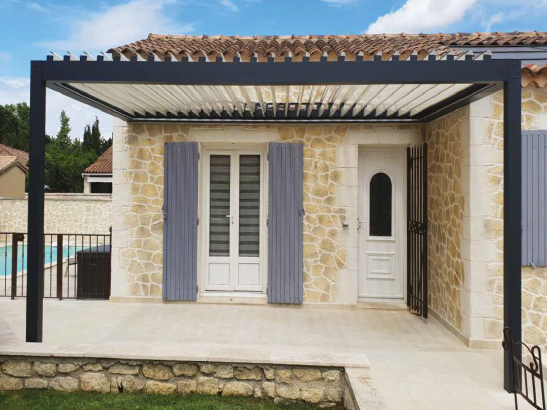 Pergola aluminium à toit vitré, toit de terrasse sur-mesure